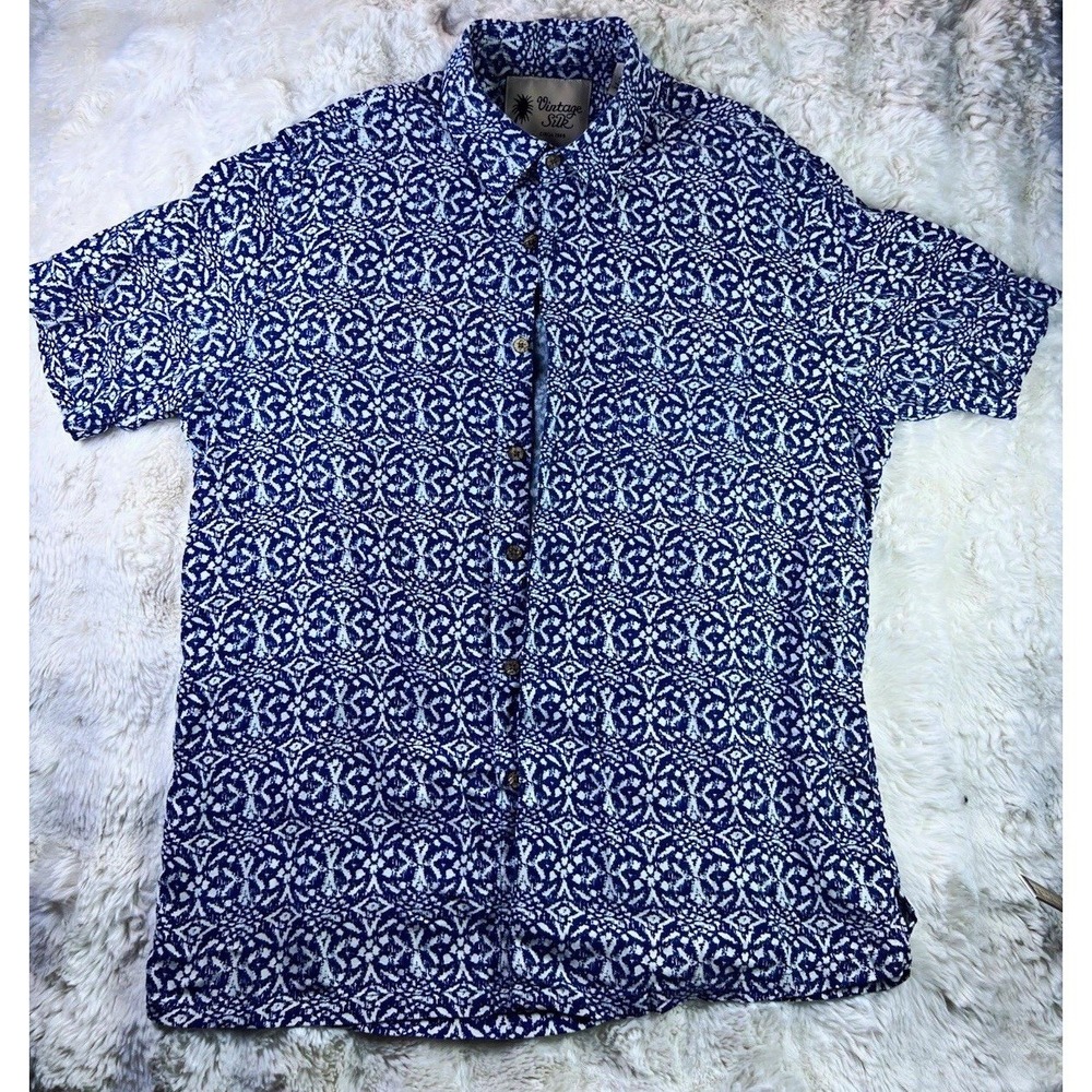 Vintage Silk Mens L Blue/White Geometric Short Sleeve Button-Up Silk/Rayon. A27
